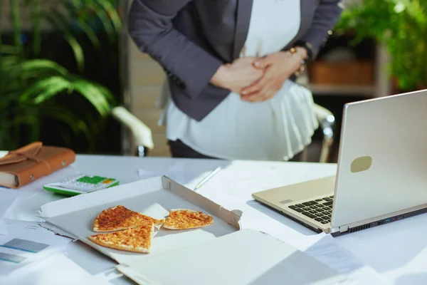 Sustainable Workplace Closeup Woman Worker Green Office Pizza Laptop Having — Stock Photo, Image