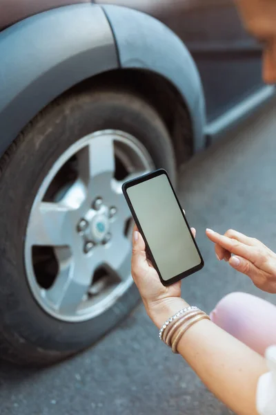 Car Accident Closeup Woman City Smartphone Car Flat Tire — Stock Photo, Image
