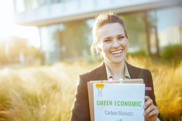 Lächelnde Moderne Mitarbeiterin Schwarzer Jacke Mit Dokumenten Green Economy Plänen — Stockfoto