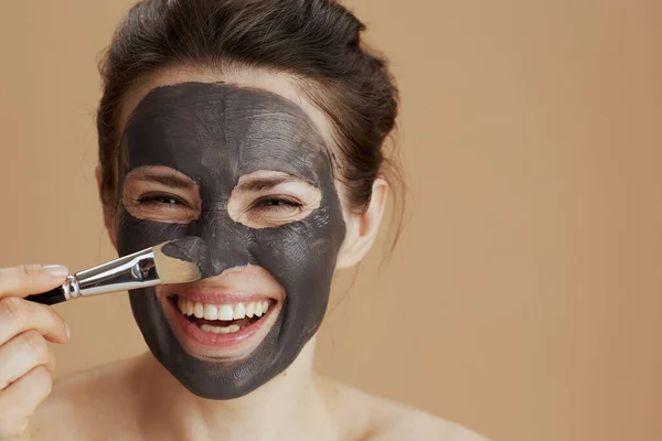 Retrato Mulher Meia Idade Sorridente Com Escova Máscara Facial Isolada — Fotografia de Stock