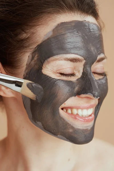 Sorridente Jovem Fêmea Com Escova Máscara Cosmética — Fotografia de Stock
