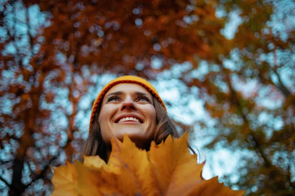 Witam Jesień Uśmiechnięta Nowoczesna Kobieta Beżowym Płaszczu Pomarańczowym Kapeluszu Jesiennymi — Zdjęcie stockowe