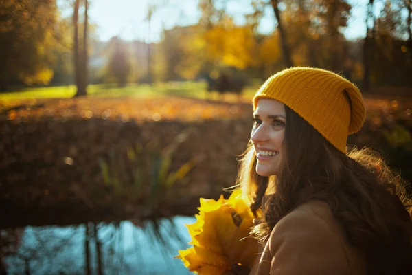 Merhaba Sonbahar Sonbahar Sarı Yapraklı Bej Ceketli Turuncu Şapkalı Gülümseyen — Stok fotoğraf