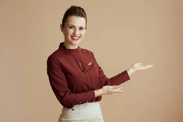 Smiling Stylish Female Air Hostess Beige Background Welcoming — Stock Photo, Image