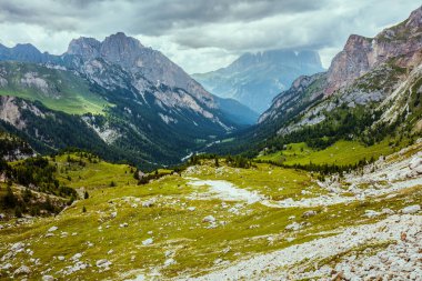 Dolomitlerde yaz zamanı. Dağlarla, bulutlarla, kayalarla ve ormanlarla dolu bir manzara..