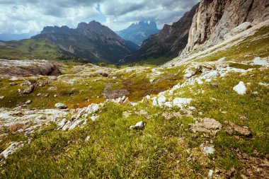 Dolomitlerde yaz zamanı. Dağlı, bulutlu ve kayalıklı manzara.