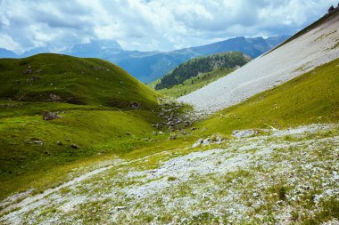 Dolomitlerde yaz zamanı. Dağlı, tepeli ve bulutlu manzara.