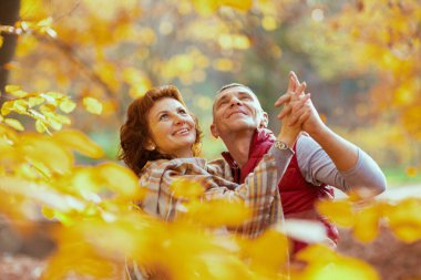 Merhaba sonbahar. Parktaki neşeli modern çift eğleniyor..