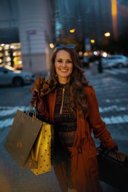 Merhaba Ekim. Kırk yaşında, kahverengi trençkotlu, alışveriş torbalı, güz sarısı yapraklı bir kadın..