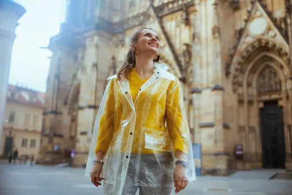 Prag Çek Cumhuriyeti Nde Sarı Bluz Yağmurluk Giyen Modern Gezgin — Stok fotoğraf