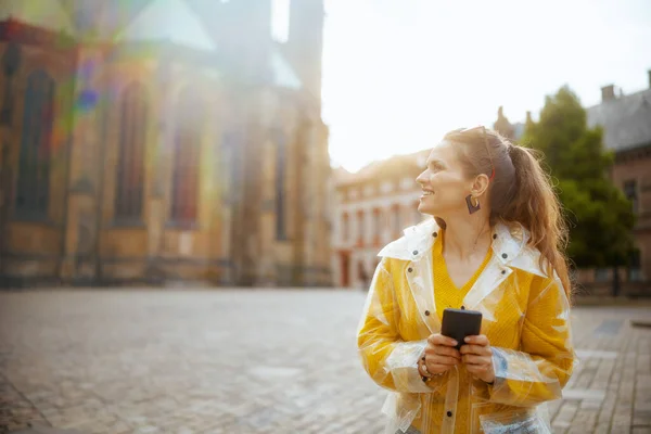 Uśmiechnięta Stylowa Samotna Turystka Żółtej Bluzce Płaszczu Przeciwdeszczowym Pradze Czechy — Zdjęcie stockowe