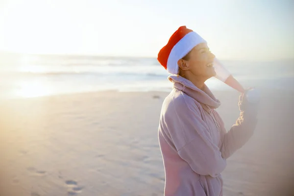 Feliz Moderno Anos Idade Mulher Camisola Acolhedora Com Chapéu Natal — Fotografia de Stock