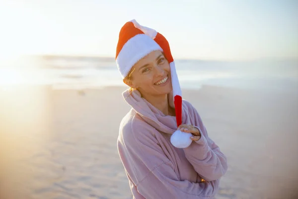 Szczęśliwa Nowoczesna Kobieta Przytulnym Swetrze Paski Boże Narodzenie Kapelusz Plaży — Zdjęcie stockowe