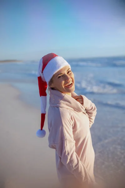 Feliz Moderna Mulher Meia Idade Camisola Acolhedora Com Chapéu Natal — Fotografia de Stock