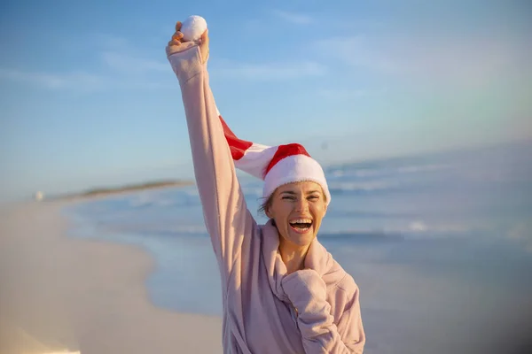Mulher Moderna Sorridente Camisola Acolhedora Com Chapéu Natal Listrado Alegrando — Fotografia de Stock