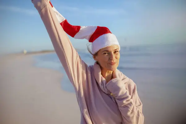 Mulher Moderna Feliz Camisola Acolhedora Com Chapéu Natal Listrado Regozijando — Fotografia de Stock