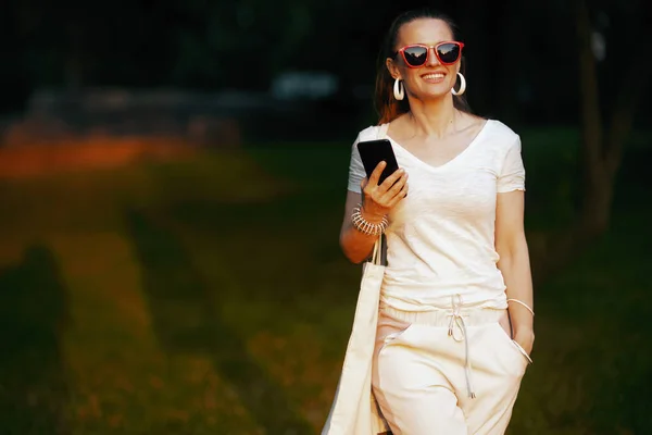 Летнее Время Улыбающаяся Современная Женщина Белой Рубашке Помощью Приложения Смартфонов — стоковое фото