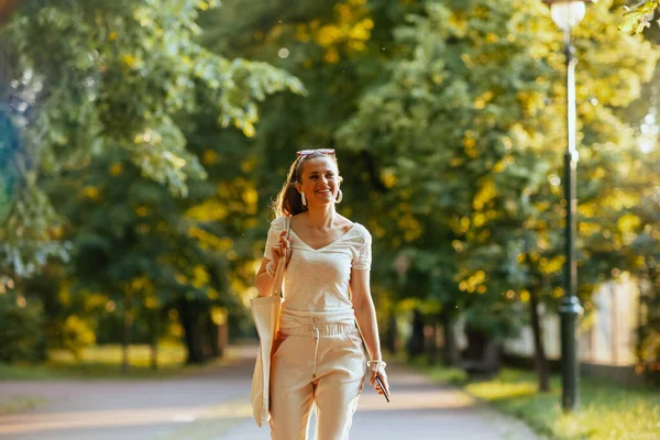 Летнее Время Улыбающаяся Молодая Женщина Белой Рубашке Сумкой Прогулки Городском — стоковое фото