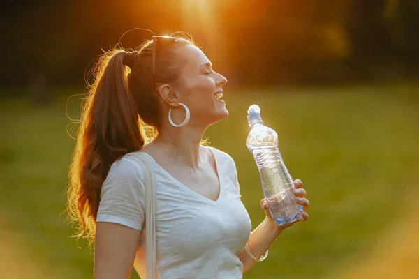 Καλοκαίρι Χαμογελαστή Κομψή Μεσήλικη Γυναίκα Λευκό Πουκάμισο Μπουκάλι Νερό Στο — Φωτογραφία Αρχείου