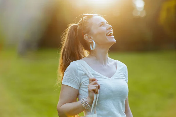 Zomertijd Glimlachende Trendy Vrouw Van Middelbare Leeftijd Wit Shirt Weide — Stockfoto