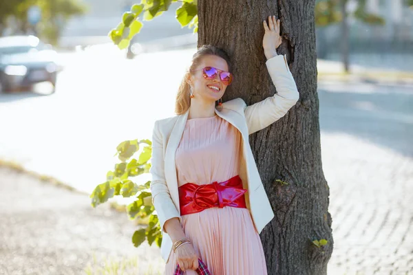 Boldog Elegáns Éves Rózsaszín Ruhában Fehér Kabát Városban Napszemüveg — Stock Fotó