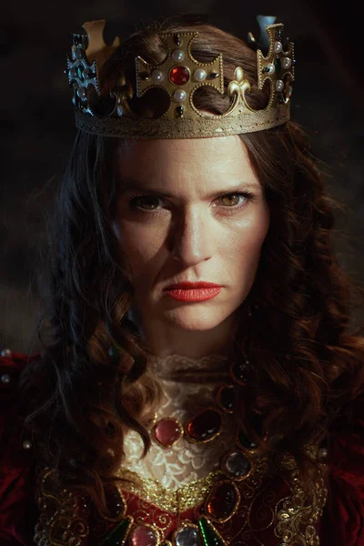 Reine Médiévale Robe Rouge Avec Couronne Sur Fond Gris Foncé — Photo