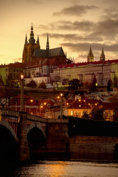 Paesaggio Con Fiume Moldava Cattedrale San Vito Tramonto Autunno Praga — Foto Stock