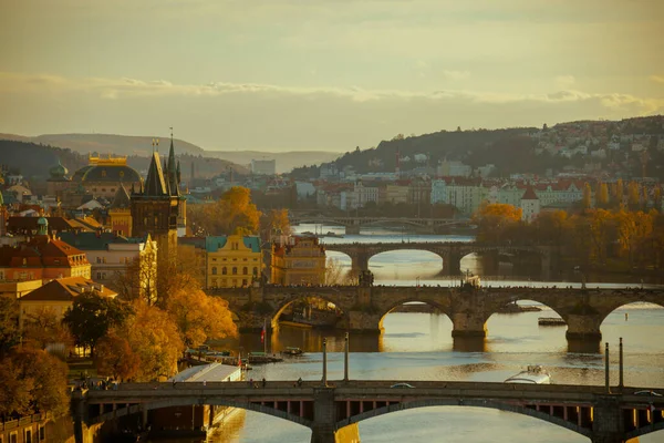 Ландшафт Рекой Влтава Карловым Мостом Вечером Осенью Праге Чехия — стоковое фото