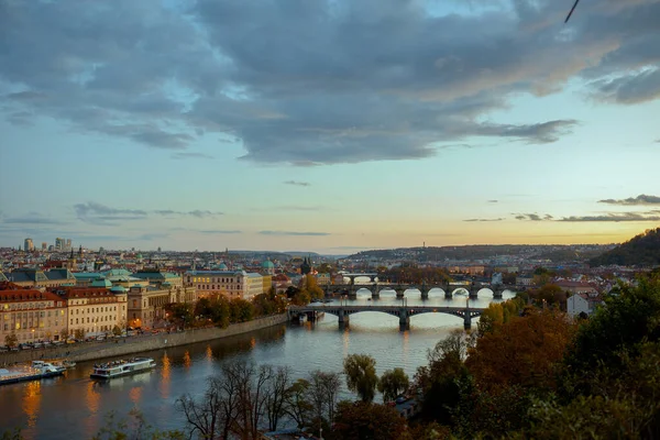 Vltava Nehri Çok Karlov Günbatımında Tekne Prag Çek Cumhuriyeti Nde — Stok fotoğraf