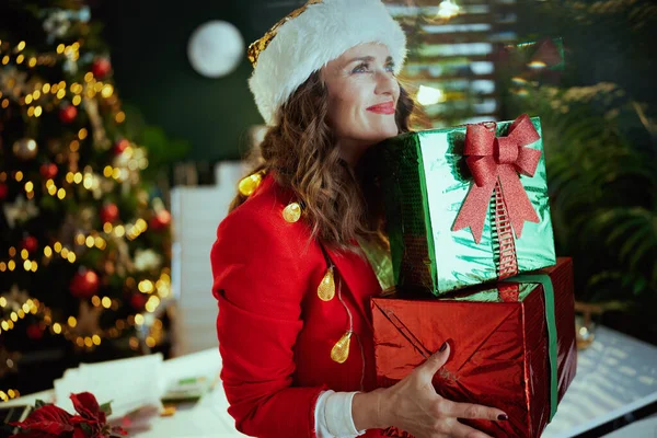 Kersttijd Glimlachende Stijlvolle Jaar Oude Kleine Ondernemer Vrouw Santa Hoed — Stockfoto