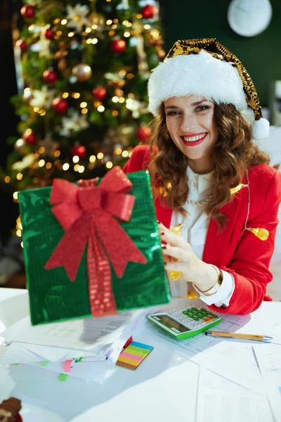 Tempo Natal Sorrindo Elegante Anos Idade Mulher Pequena Empresária Santa — Fotografia de Stock