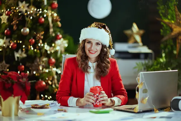 Kersttijd Portret Van Vrolijke Stijlvolle Zakenvrouw Kerstmuts Rode Jas Met — Stockfoto
