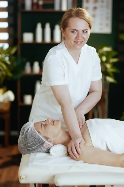 Healthcare Time Medical Massage Therapist Massage Cabinet Massaging Clients Shoulder — Stock Photo, Image