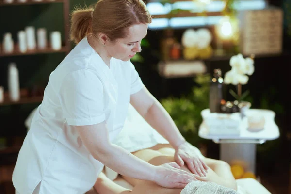 Tijd Voor Gezondheidszorg Medische Massage Therapeut Massage Kabinet Doen Een — Stockfoto