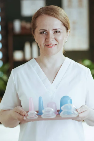 Gesundheitszeit Porträt Einer Lächelnden Medizinischen Masseurin Massageschrank Mit Silikon Massagetasse — Stockfoto