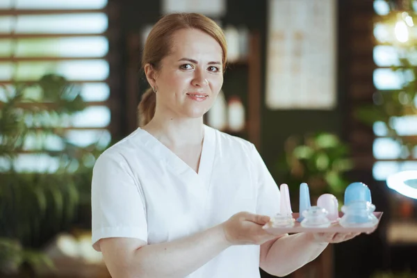 医療時間について シリコーンマッサージカップ付きスパサロンで笑顔マッサージセラピスト女性 — ストック写真