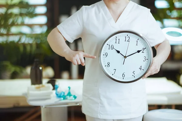 Healthcare Time Closeup Female Medical Massage Therapist Spa Salon Clock — Stock Photo, Image