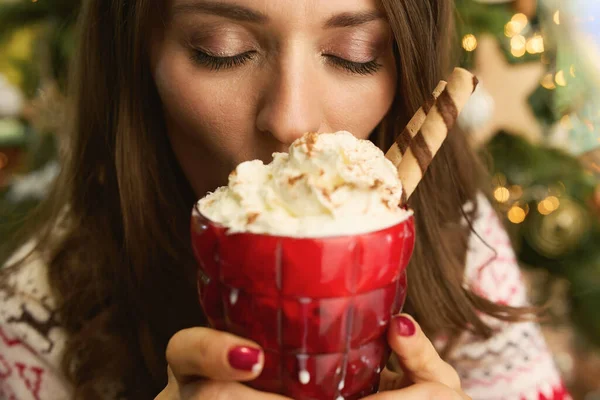 Kersttijd Close Vrouw Met Feestelijke Warme Chocoladecocktail Het Huis — Stockfoto