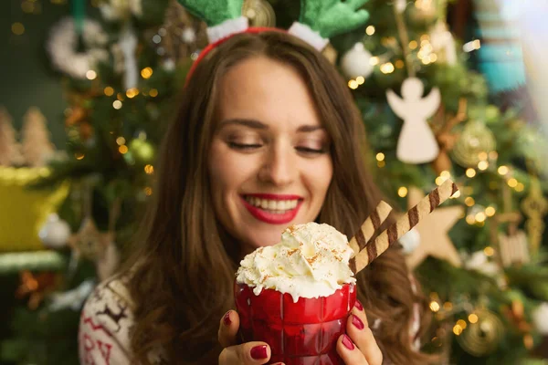 Kersttijd Glimlachende Stijlvolle Jaar Oude Huisvrouw Met Feestelijke Warme Chocoladecocktail — Stockfoto