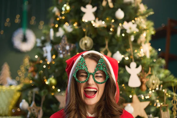 Kersttijd Vrolijke Trendy Vrouw Met Kerstmuts Grappige Kerstboom Glazen Buurt — Stockfoto