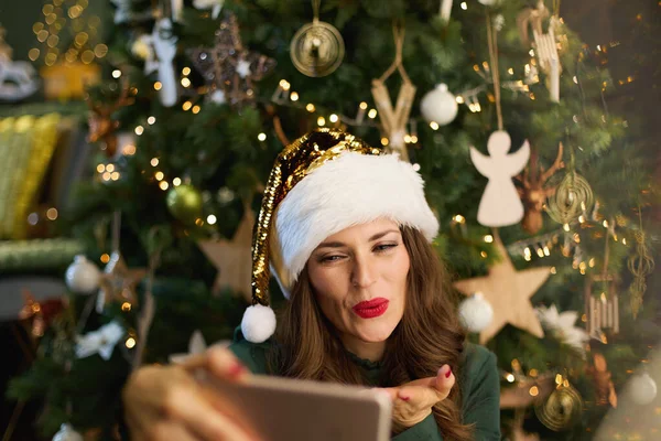 Kersttijd Gelukkig Stijlvol Vrouw Met Kerstman Hoed Groene Jurk Met — Stockfoto