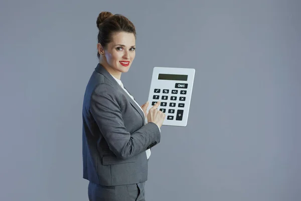 Leende Elegant Gammal Småföretagare Kvinna Grå Kostym Med Miniräknare Mot — Stockfoto