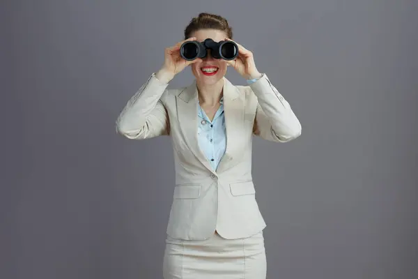 Šťastný Trendy Střední Věk Malý Podnikatel Majitel Žena Lehkém Obleku — Stock fotografie