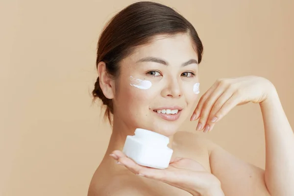 Joven Asiático Hembra Con Facial Crema Jar Facial Crema Cara — Foto de Stock