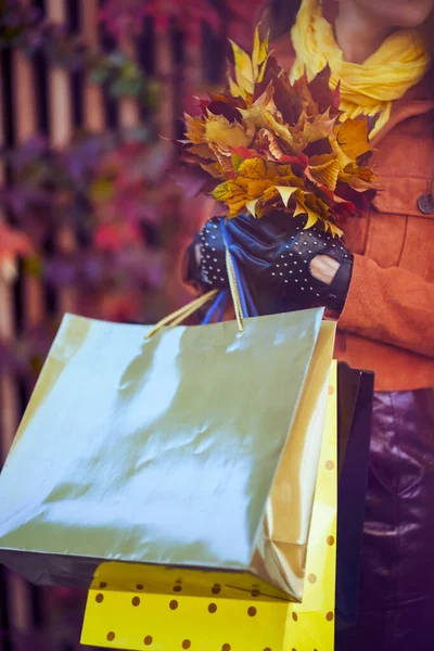안녕하세요 11월 도시에서 가방과 노란색 트렌치 코트에 우아한 여성에 클로즈업 — 스톡 사진