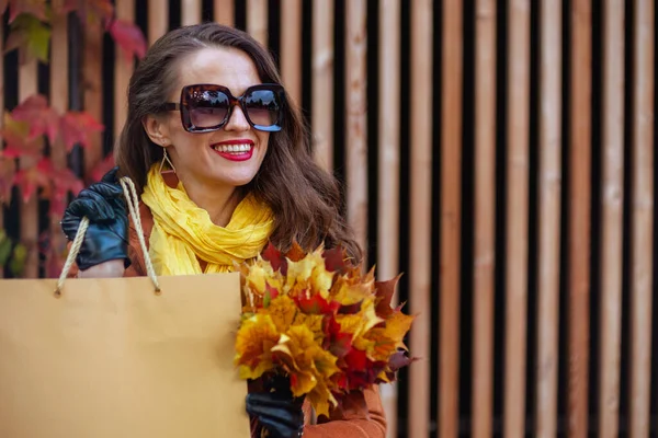 안녕하세요 11월 도시에서 가방과 노란색 트렌치 코트에 — 스톡 사진
