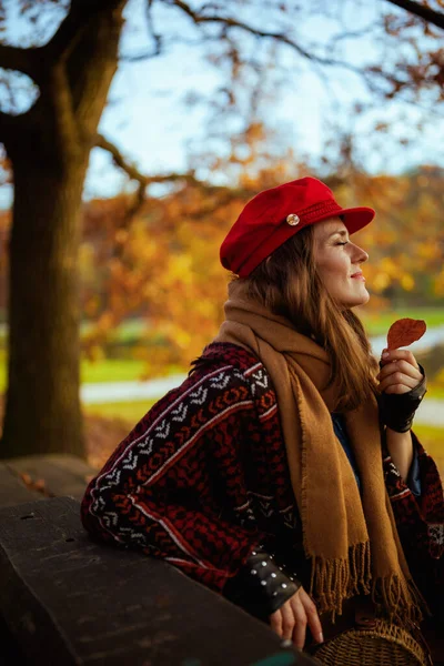 Hello Autumn Relaxed Middle Aged Woman Red Hat Autumn Leaf — Stock Photo, Image