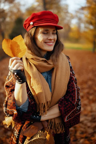 Hola Otoño Mujer Elegante Sonriente Sombrero Rojo Con Hojas Otoño — Foto de Stock
