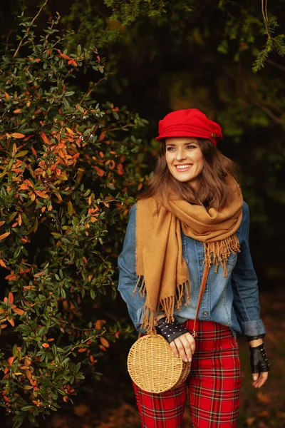 Merhaba Sonbahar Şehir Parkında Kot Gömlekli Kırmızı Şapkalı Atkı Eldiven — Stok fotoğraf