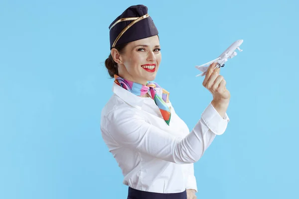 Sorrindo Elegante Aeromoça Feminina Contra Fundo Azul Uniforme Com Pequeno — Fotografia de Stock